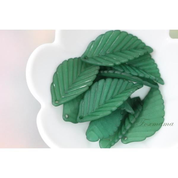 アクリルビーズパーツ 10個 葉っぱ 35mm アクリル 緑 (BLF35KGRBB00)