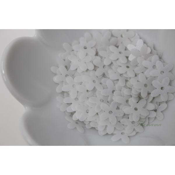 スパンコール 約3.8g(約210枚)分 5枚花びら 10mm マット 白(SF510MWHBJHR...