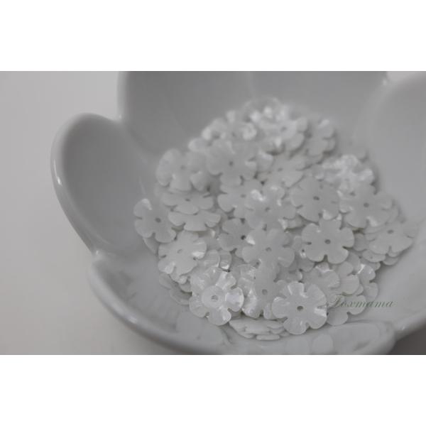 スパンコール 約3.8g分 5枚花びら10mm マット白(SF510MWHBJHS)