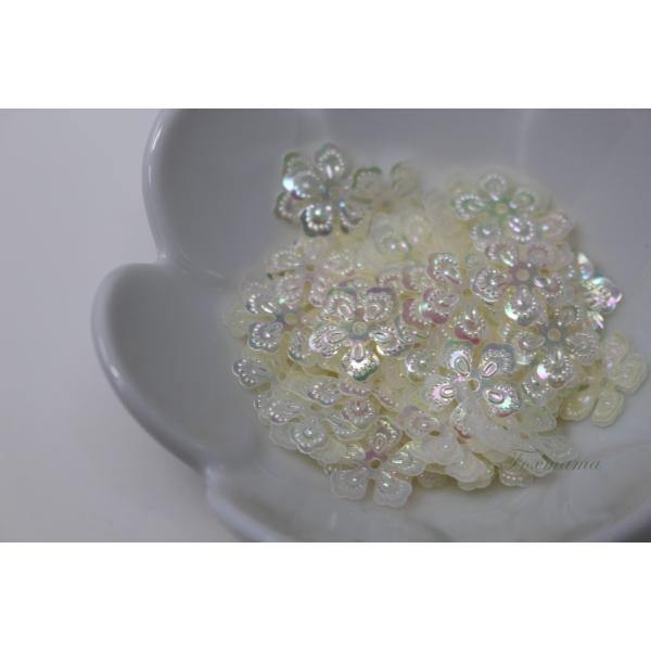 スパンコール 約95枚(約3g分) 5枚花びら13mm型押し オーロラ半透明(SF513AHSBJ0...