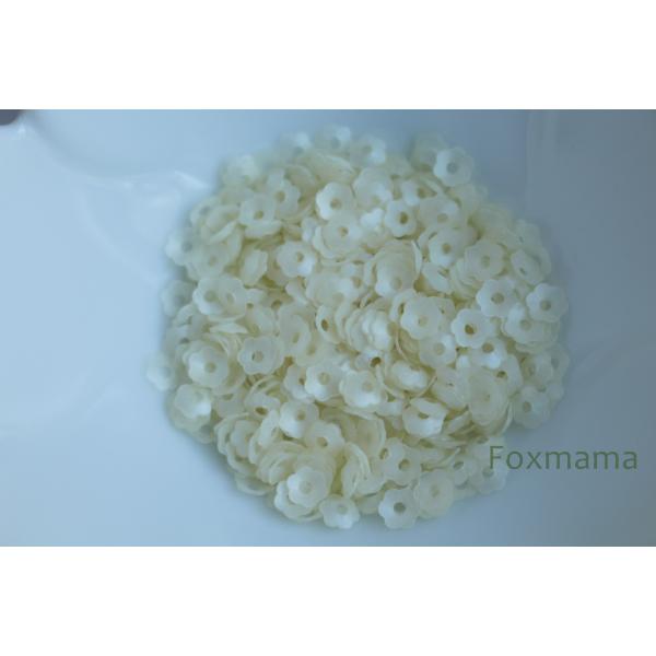 スパンコール 4mm 約640枚(約2.5g) 花カップ マット アイボリー色 (SFC04MIVE...