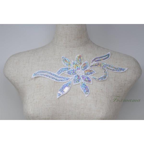 スパンコール刺繍ワッペン 1枚 花 白刺繍 x オーロラシルバースパンコール (WFLB50WHJJ...