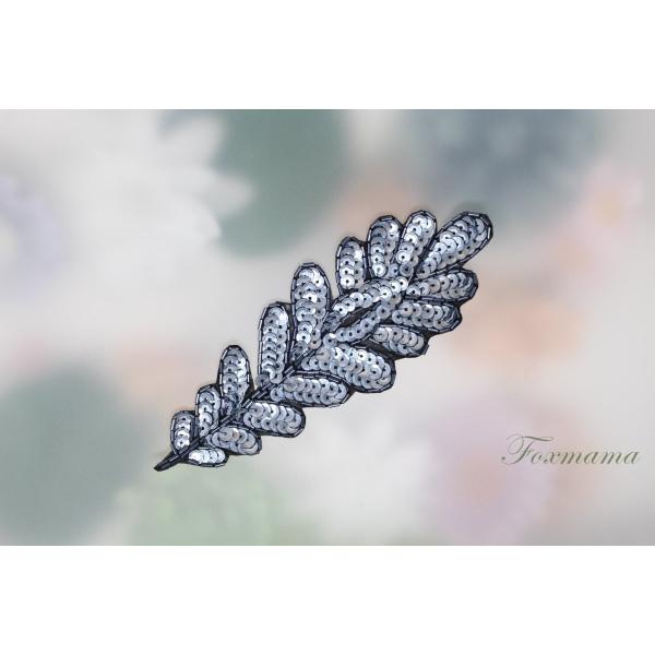 スパンコールとビーズのモチーフ 葉っぱ 孔雀羽根 グレー 1枚(WLFA80GYJHSP)