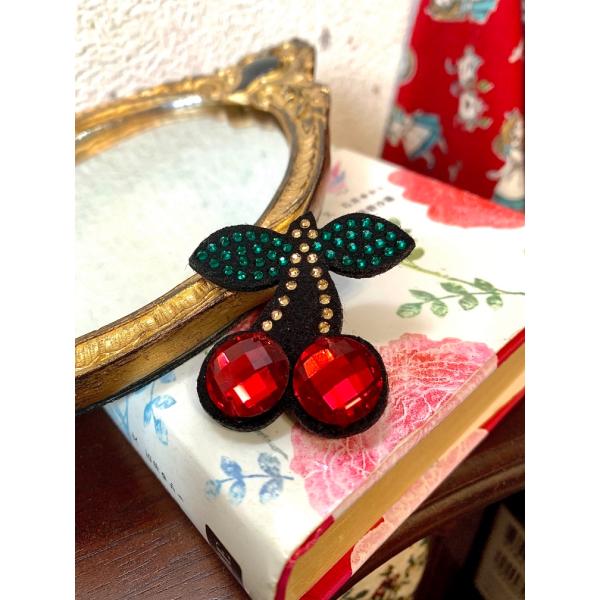 FREES ブローチ サクランボ　FBR-005　42ｘ45ｍｍ　高級ラインストーン上品なミラストー...