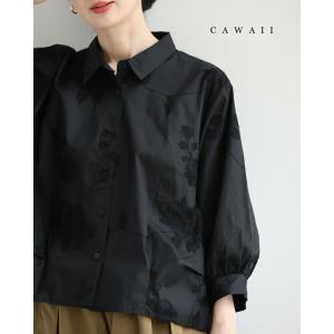 Sから3L対応 黒 スクエアシルエットの花刺繍タックシャツトップス