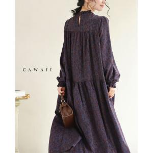 Sから2L対応 青い花びら舞うようなアート柄ミディアムワンピース(紐ベルト付き)