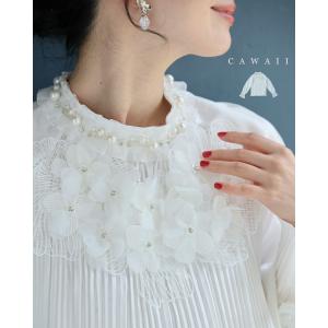 Sから3L対応 デコルテに咲く白花ブーケのプリーツブラウストップス