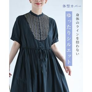 紺胸元を飾るクロスステッチのミディアムワンピースの詳細画像3