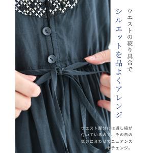 紺胸元を飾るクロスステッチのミディアムワンピースの詳細画像5
