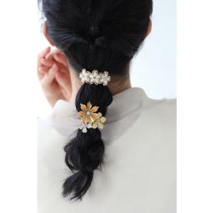 いつものスタイルに咲かせる花と蝶々のヘアアクセサリーの詳細画像1