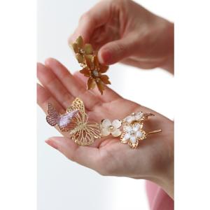 いつものスタイルに咲かせる花と蝶々のヘアアクセサリーの詳細画像2