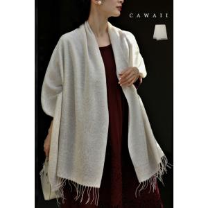 柔らかく浮かび上がるダマスク柄の滑らか大判ストール