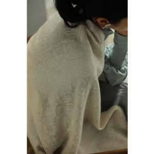 柔らかく浮かび上がるダマスク柄の滑らか大判ストールの詳細画像1
