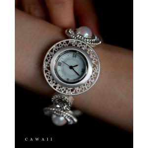 リュクスな輝きを放つビジューのブレスレットタイプ腕時計