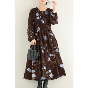 淡いブルーの花が降る胸元シャーリングミディアムワンピース