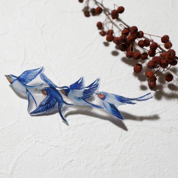 リュネット 空を駆け巡る親子 ツバメのブローチ B67037