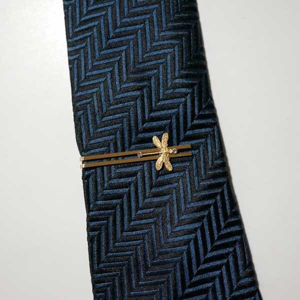 ノンサッチ 宝石を咥えたトンボ スワロフスキー 真鍮 ネクタイピン