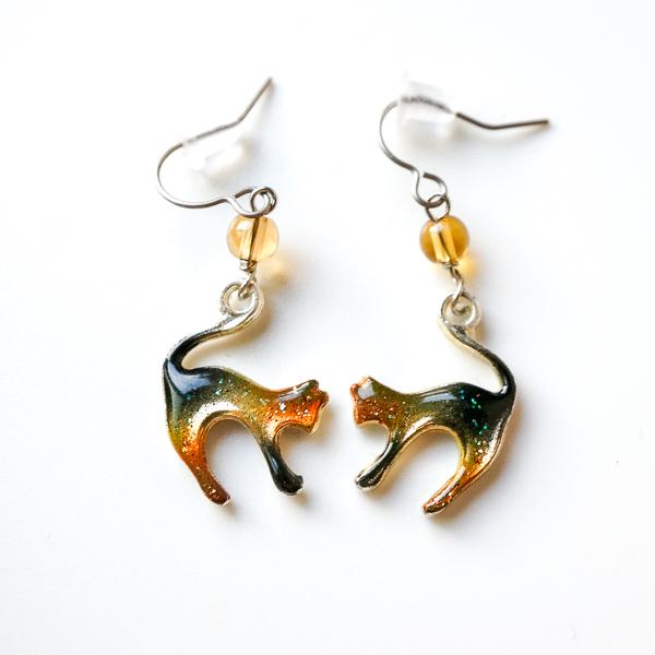 マコズアトリエ 手描き エアブラシ アート チタンピアス  天然石 シトリン 黄〜オレンジ ネコ 猫...