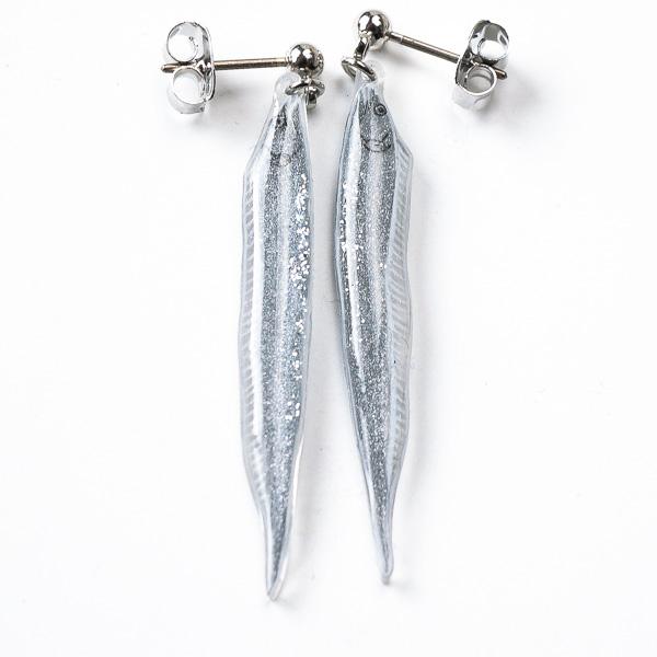 リュネット 手描き まっすぐ 立泳ぎ 太刀魚 ペア チタンピアス (イヤリング可) P87493