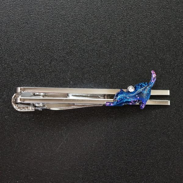マコズアトリエ スワロフスキー 手描き ブルー紫 のびネコ ネクタイピン