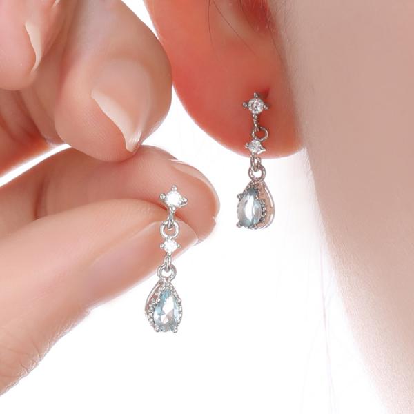 ピアス レディース ドロップ 雫 しずく 水色 3月 誕生石 アクアマリン カラー 揺れる スタッド...