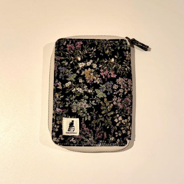 【二子玉川 蔦屋家電別注】文庫ブックポーチ /黒地小花柄/コール天 BIBLIOPHILIC