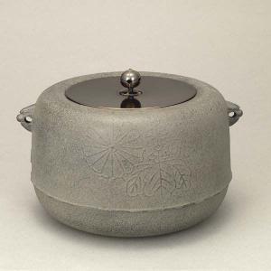 茶道具・炉釜・透木釜】 菊桐紋透木釜 政光作 : ふげつ工房ヤフー店