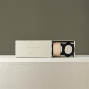 ふるさと納税 【 OTA KNIT 】TRAVEL SCARF トラベルマフラー(dot ネイビー×オートミール)_装飾品・工芸品 マフラー・手袋 服飾小物 _【1568.. 群馬県太田市
