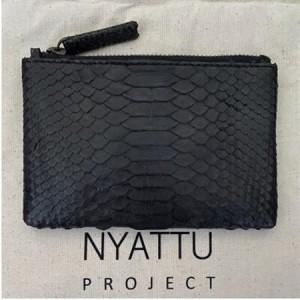 ふるさと納税 NYATTU PROJECT　天然パイソン革(ヘビ革) フラグメントケース(ポーチ) ブラック【1620919】 愛知県清須市