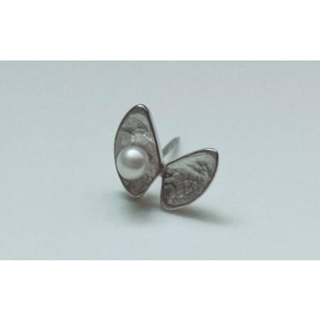 ふるさと納税 びわ湖真珠ひと粒付き シルバーピンブローチ（池蝶貝デザイン）[JS001]  滋賀県大...