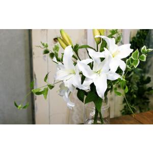 ふるさと納税 水替え不要!!「ユリの女王」 優美なカサブランカとグリーン ガラス花瓶付きアレンジ【アーティフィシャルフラワー 造花 ユリ カサ.. 岡山県倉敷市