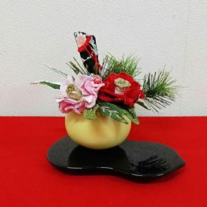 ふるさと納税 【迎春花飾り】姫椿　トレー・赤クロス・羽子板付き　らんまん 花 雑貨 造花 インテリア お祝い ギフト 贈答 人気 送料無料 高知市.. 高知県高知市