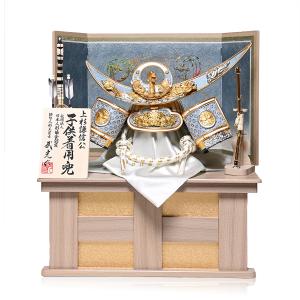 宝童作 【2026メーカー完売】五月人形 宝童 兜飾り 金中鍬着用兜飾り