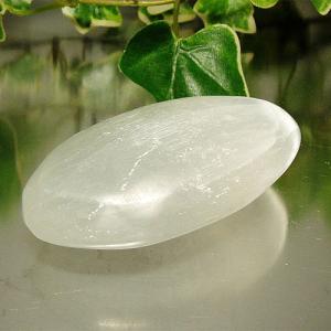 天然石 水入り瑪瑙（めのう）聖水石とも呼ばれる水入りメノウ古代の水