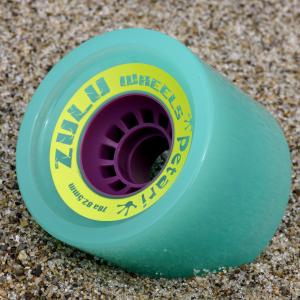 アスファルトを浮遊するかのように転がる82.5mm 78A スケートボード