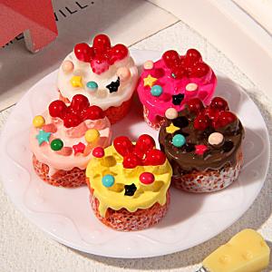20個　デコパーツ　立体　樹脂　ケーキ　イチゴ　ランダムミックス　ハンドメイド