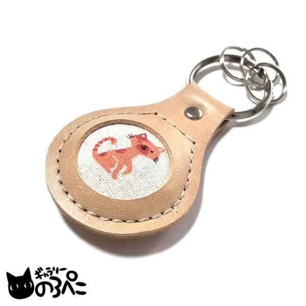 猫とねずみのレザー調キーホルダー(円窓から猫柄生地がのぞくキーリング3つ付きキーホルダー・ベージュ)...