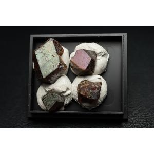 奈良県天川村産　レインボーガーネット単結晶ケース入り 4個セット