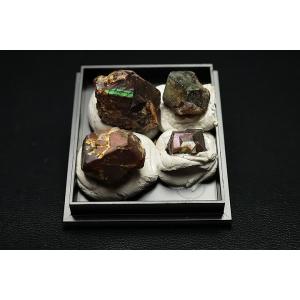 奈良県天川村産　レインボーガーネット単結晶ケース入り 4個セット