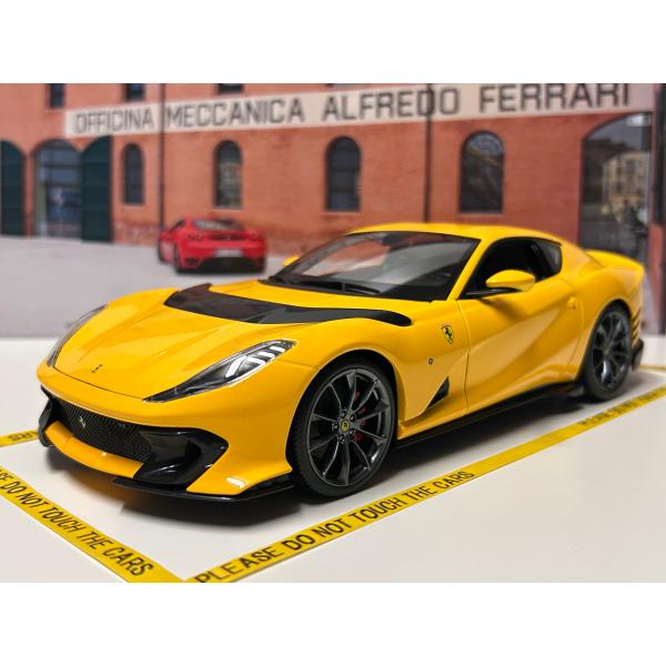 Burago 1/18 Ferrari 812 Competizione Giallo modena...