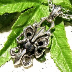 ネックレストップ メンズ シルバー ゴシック調 ユリ 人気 かっこいい