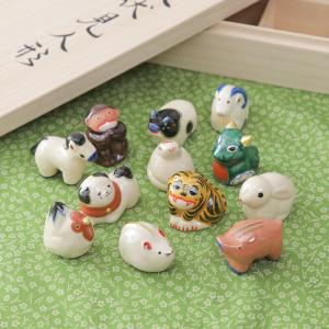 『 桃飾り 』 吊るし飾り人形  十二支揃   邪気，悪霊を退治 桃太郎伝説つるし飾り：中 スタンド付｜人形の伏見屋