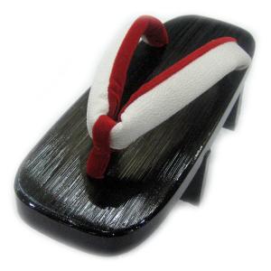 □　こだわりのお誂え逸品　□　　純白に光る白ちりめん織り花緒に　　二枚歯が魅力の黒塗り芳町　桐下駄