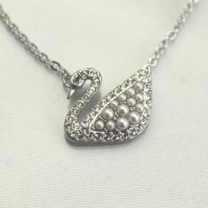 スワロフスキー ネックレス ペンダント レディース アイコニック スワン シルバー/パール SWAROVSKI 5416605｜goguysshop