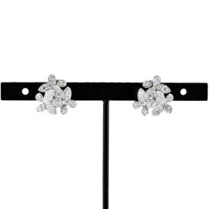 グラフ ワイルドフラワー プティ パヴェ ダイヤモンド スタッド ピアス