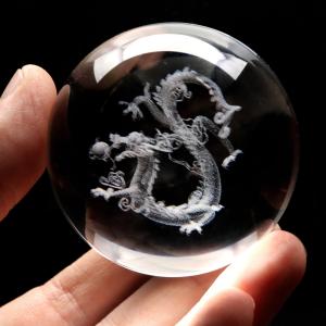 龍 クリスタルボール 約60mm 龍神 干支 辰 置き物 人工水晶 丸玉 台座付き 正月 新年 縁起物 彫り物 置物 竜 辰年 パワーストーン 爆買 クリスマス