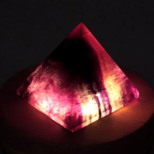 フローライト ピラミッド LEDライト付き 癒し グッズ 空間 幻想的 照明 手のひらサイズ 1点もの レインボー 蛍石 パワーストーン 天然石 爆買