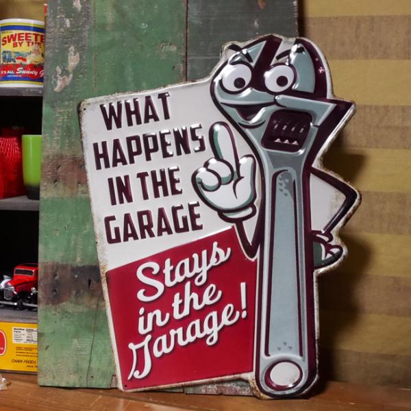 アンティークエンボスプレート ダイカット ブリキ看板 STAYS IN THE GARAGE