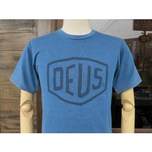 Deus Ex Machina デウス エクス マキナ DMS71892A 『 SHIELD INDIGO TEE 』T-SHIRT Tシャツ 半袖 LIGHT BLUE｜goodstandard1998