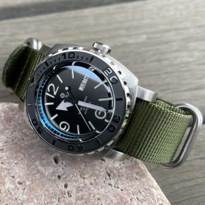 カスタム自在/MOD 自社組立の日本製 メンズウォッチ 20気圧防水 自動